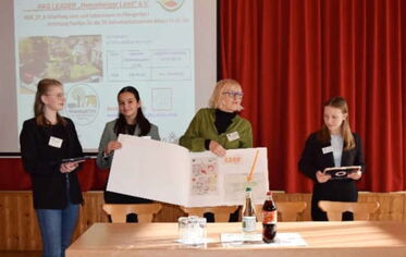 Bild von vorn - Kommunale Akteure bei Projektvorstellung